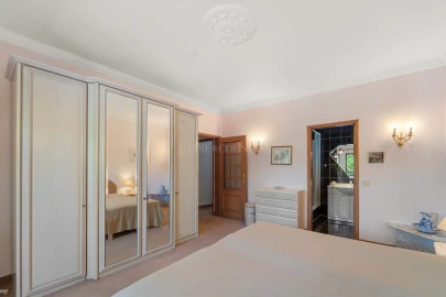 Moradia T4 para Venda em Santa Barbara de Nexe