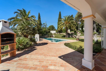 Moradia T4 para Venda em Santa Barbara de Nexe