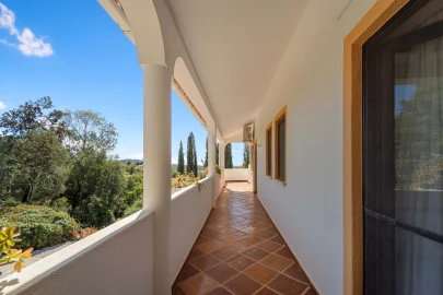 Moradia T4 para Venda em Santa Barbara de Nexe