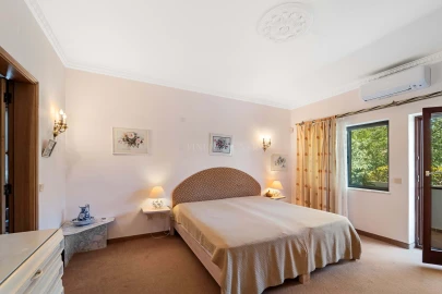 Moradia T4 para Venda em Santa Barbara de Nexe