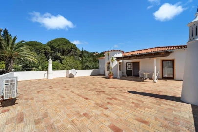 Moradia T4 para Venda em Santa Barbara de Nexe