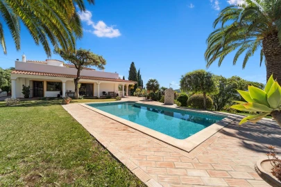 Moradia T4 para Venda em Santa Barbara de Nexe