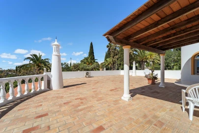 Moradia T4 para Venda em Santa Barbara de Nexe