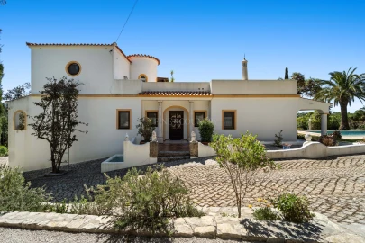 Moradia T4 para Venda em Santa Barbara de Nexe