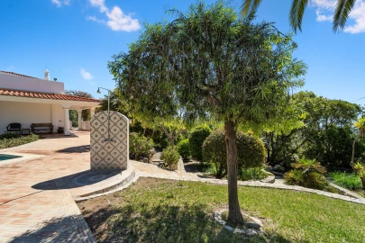 Moradia T4 para Venda em Santa Barbara de Nexe