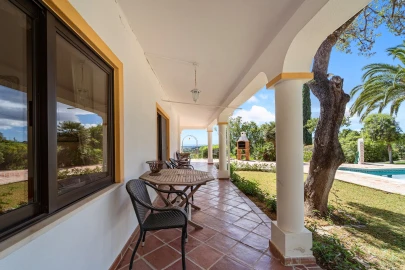 Moradia T4 para Venda em Santa Barbara de Nexe