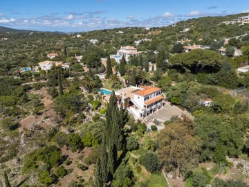 Moradia T4 para Venda em Santa Barbara de Nexe