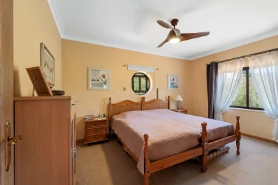 Moradia T4 para Venda em Santa Barbara de Nexe