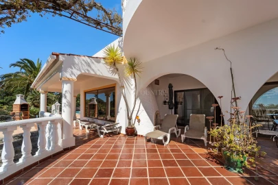 Moradia T4 para Venda em Santa Barbara de Nexe