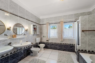 Moradia T4 para Venda em Santa Barbara de Nexe