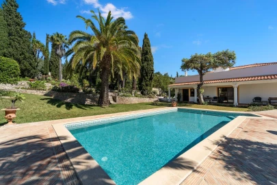 Moradia T4 para Venda em Santa Barbara de Nexe