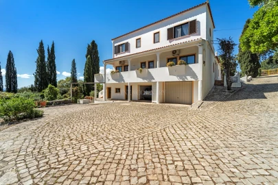 Moradia T4 para Venda em Santa Barbara de Nexe