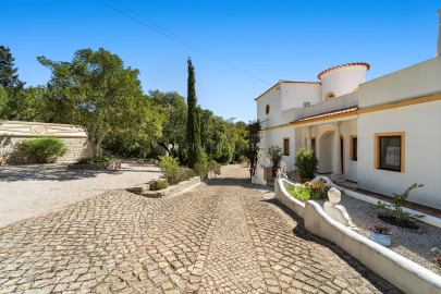 Moradia T4 para Venda em Santa Barbara de Nexe