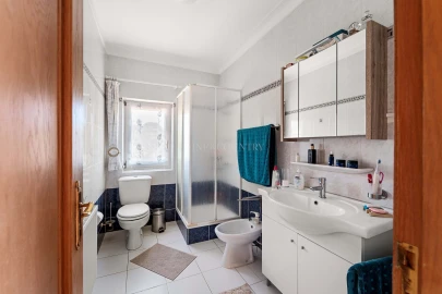 Moradia T4 para Venda em Santa Barbara de Nexe