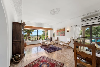 Moradia T4 para Venda em Santa Barbara de Nexe