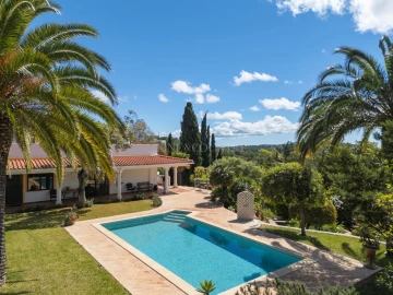 Moradia T4 para Venda em Santa Barbara de Nexe