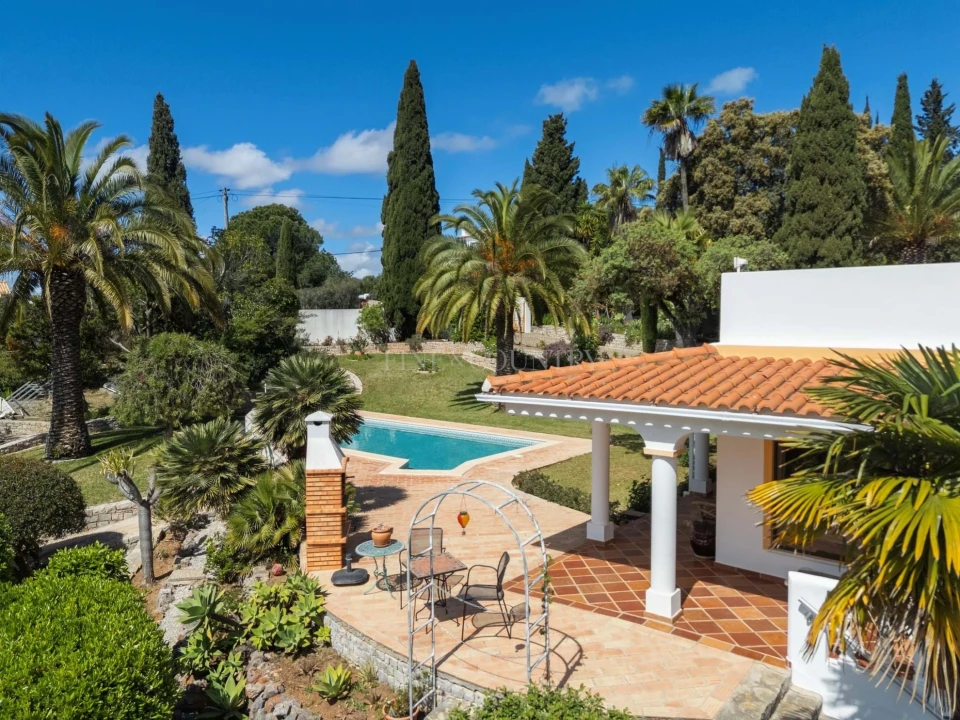 Moradia T4 para Venda em Santa Barbara de Nexe Foto 11