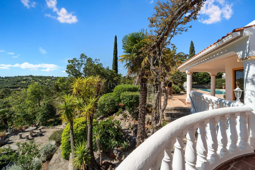 Moradia T4 para Venda em Santa Barbara de Nexe Foto 16