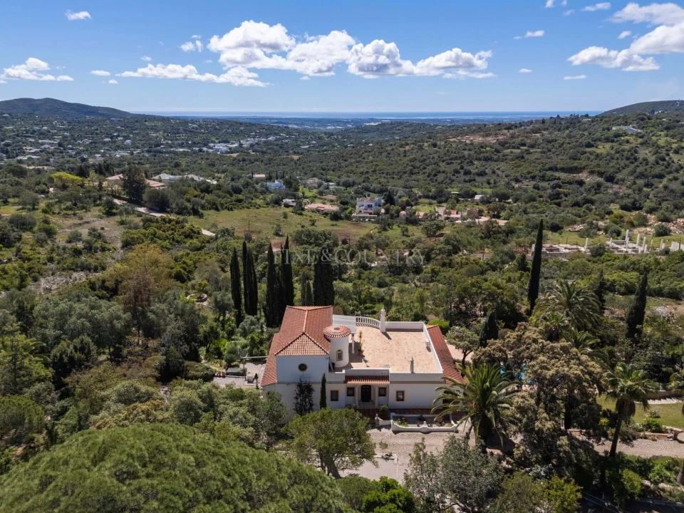 Moradia T4 para Venda em Santa Barbara de Nexe Foto 5