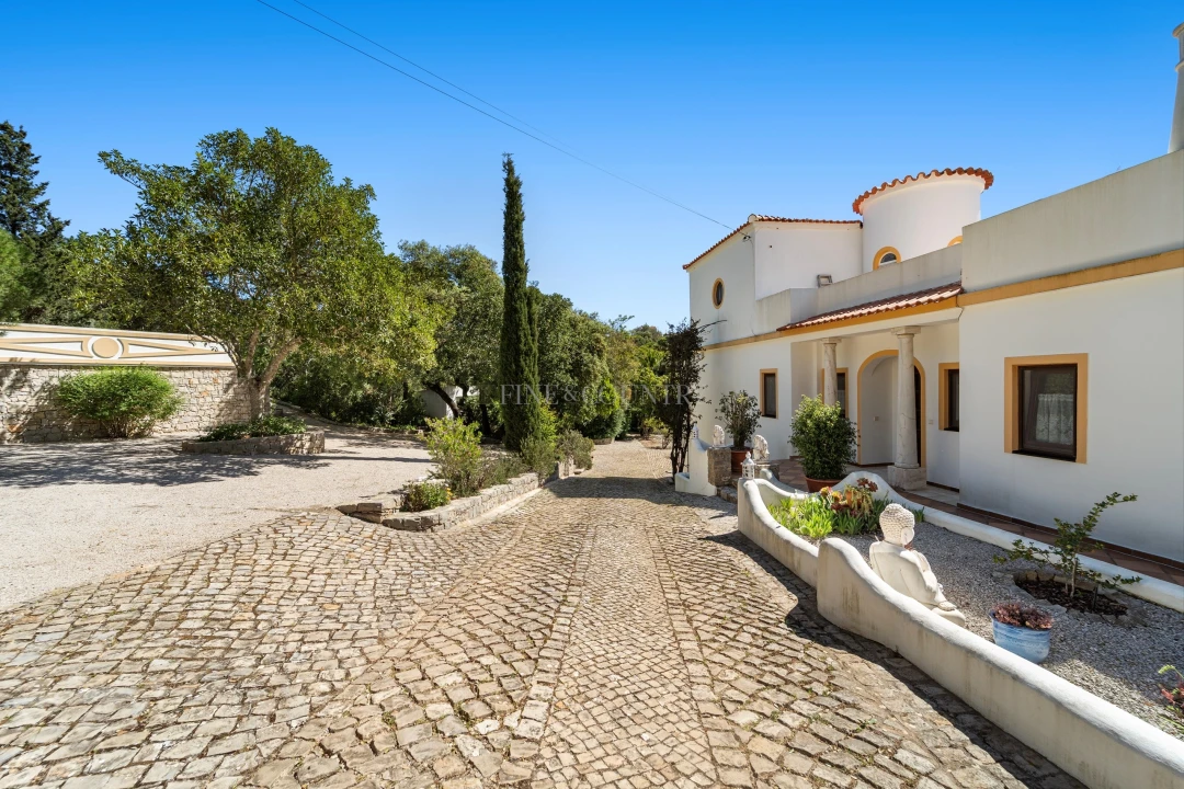 Moradia T4 para Venda em Santa Barbara de Nexe Foto 20