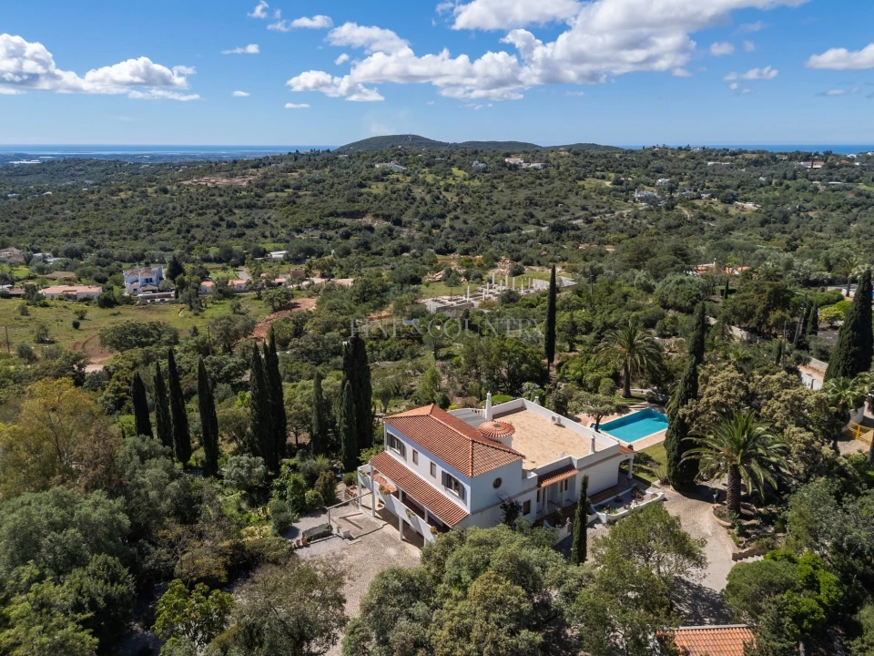 Moradia T4 para Venda em Santa Barbara de Nexe Foto 6