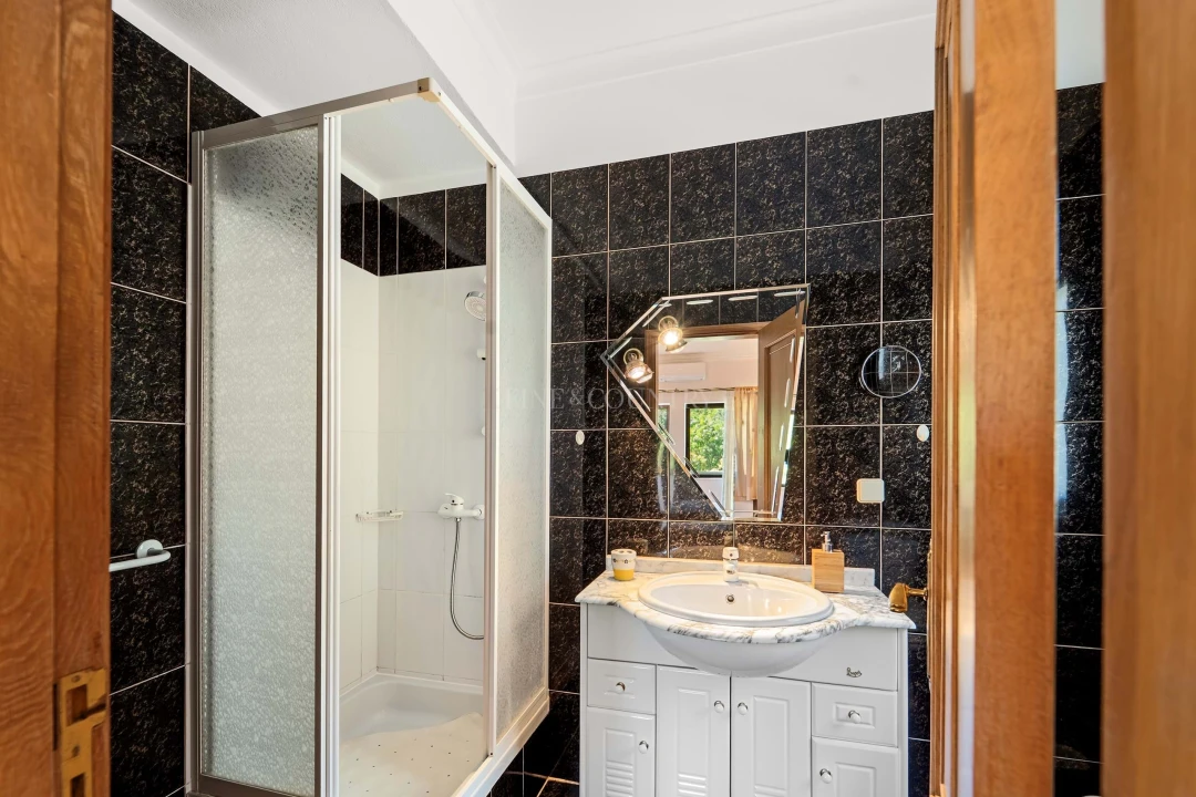 Moradia T4 para Venda em Santa Barbara de Nexe Foto 28