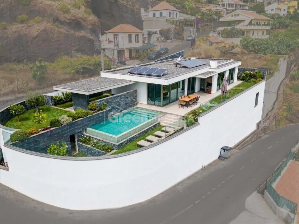 Moradia T3 para Venda em Ribeira Brava Foto 1