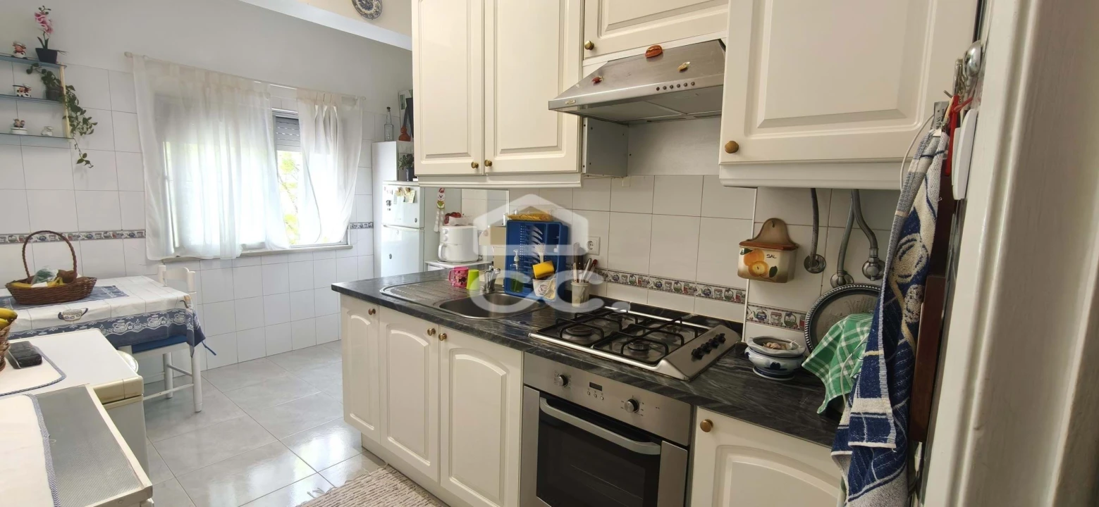 Apartamento T2 para Venda em Pontinha e Famões Foto 5