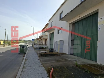 Armazém para Venda em Mogadouro, Valverde, Vale de Porco e Vilar de Rei