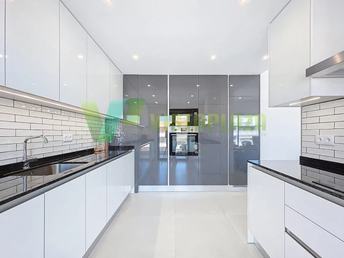 Apartamento T4 para Venda em Portimão Foto 14