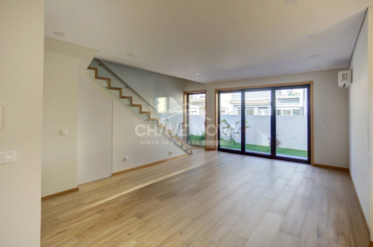 Moradia T3 para Venda em Madalena Foto 9