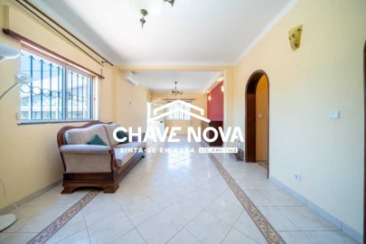 Moradia T6 para Venda em Quarteira