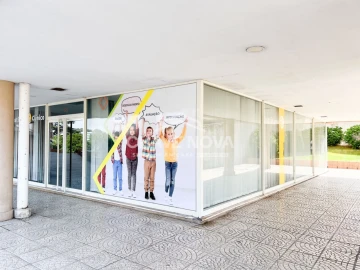 Loja para Venda em Oliveira do Douro