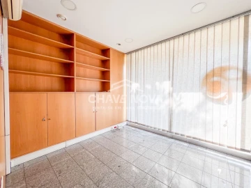 Loja para Venda em Oliveira do Douro