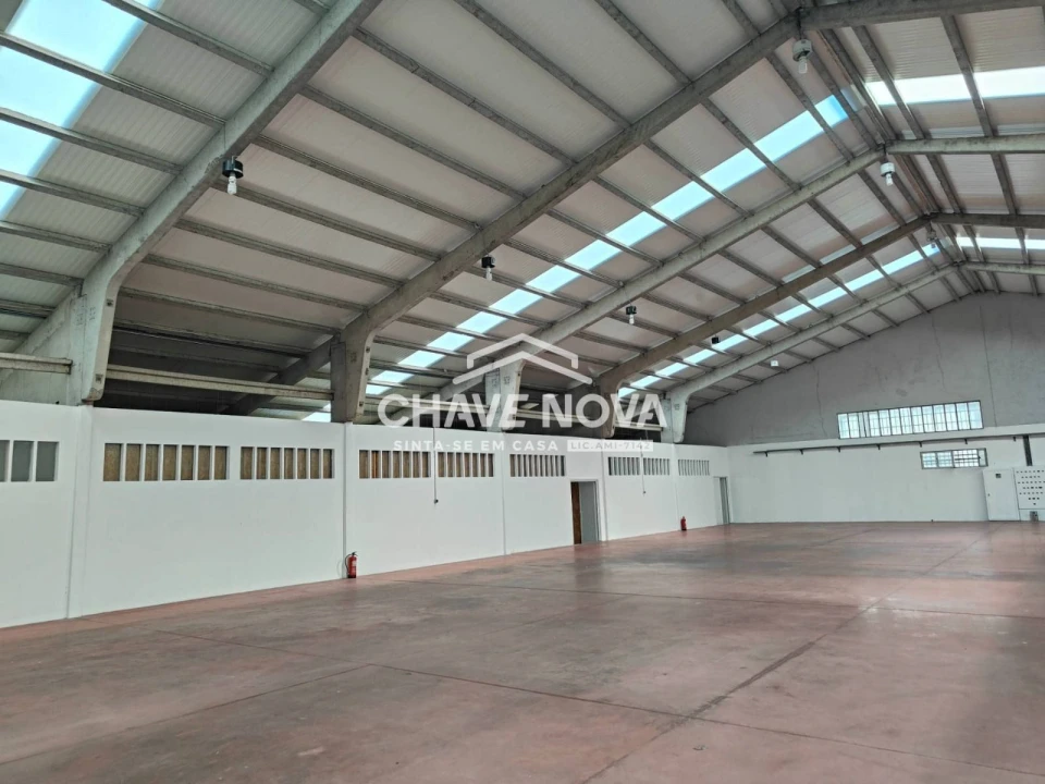 Armazém para Venda em Milheiros Foto 6