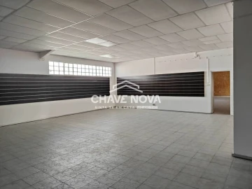 Armazém para Venda em Milheiros