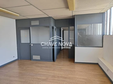 Armazém para Venda em Milheiros