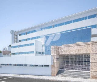 Prédio para Arrendamento em Carnaxide e Queijas