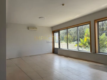 Loja para Arrendamento em Coronado (São Romão e São Mamede)