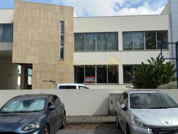 Loja para Arrendamento em Coronado (São Romão e São Mamede)