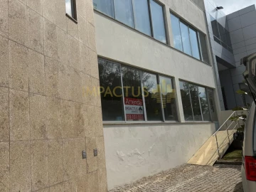 Loja para Arrendamento em Coronado (São Romão e São Mamede)