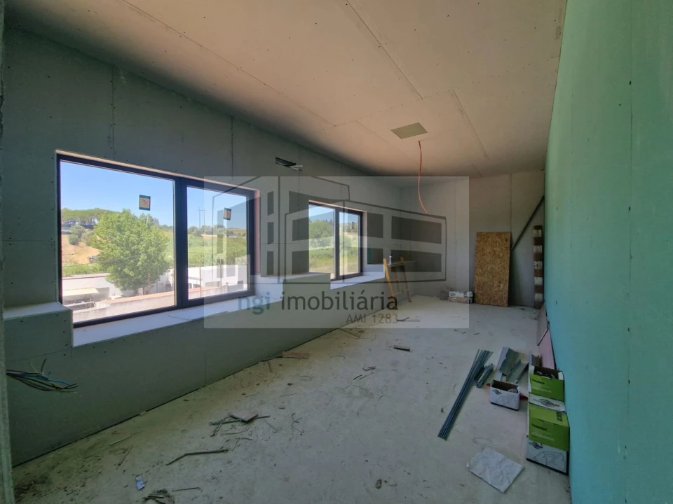 Loja para Arrendamento em Santo Antão e São Julião do Tojal Foto 11