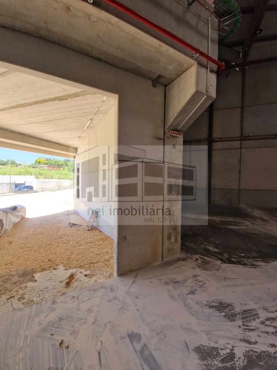 Loja para Arrendamento em Santo Antão e São Julião do Tojal Foto 21