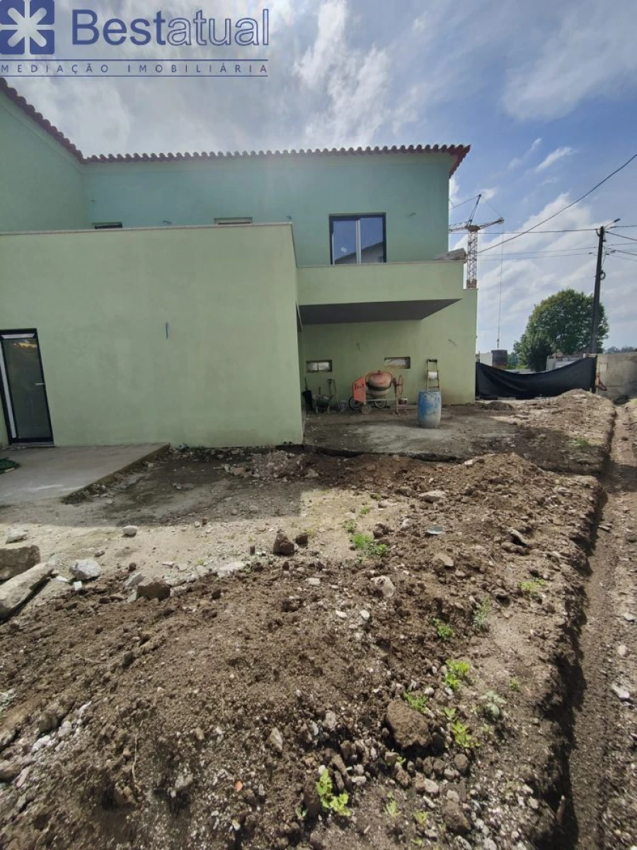 Moradia T3 para Venda em Landim Foto 14