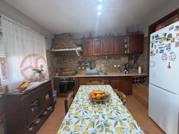 Moradia T3 para Venda em Laranjeiro e Feijó