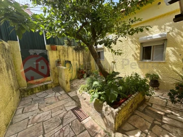 Moradia T3 para Venda em Laranjeiro e Feijó