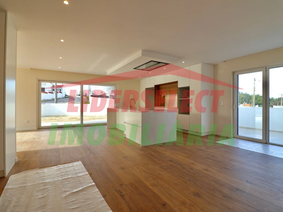 Moradia T4 para Venda em Silveira Foto 4