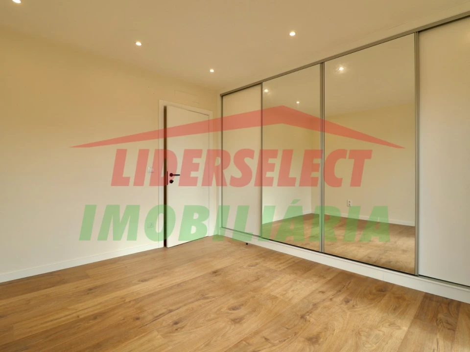 Moradia T4 para Venda em Silveira Foto 26