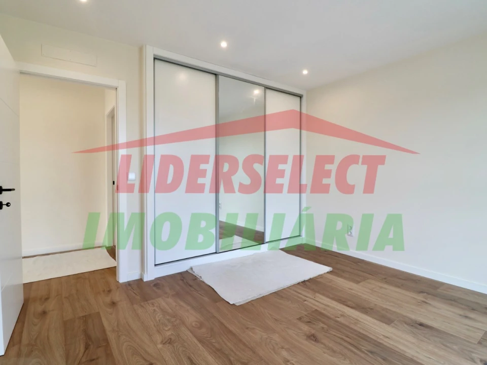 Moradia T4 para Venda em Silveira Foto 29