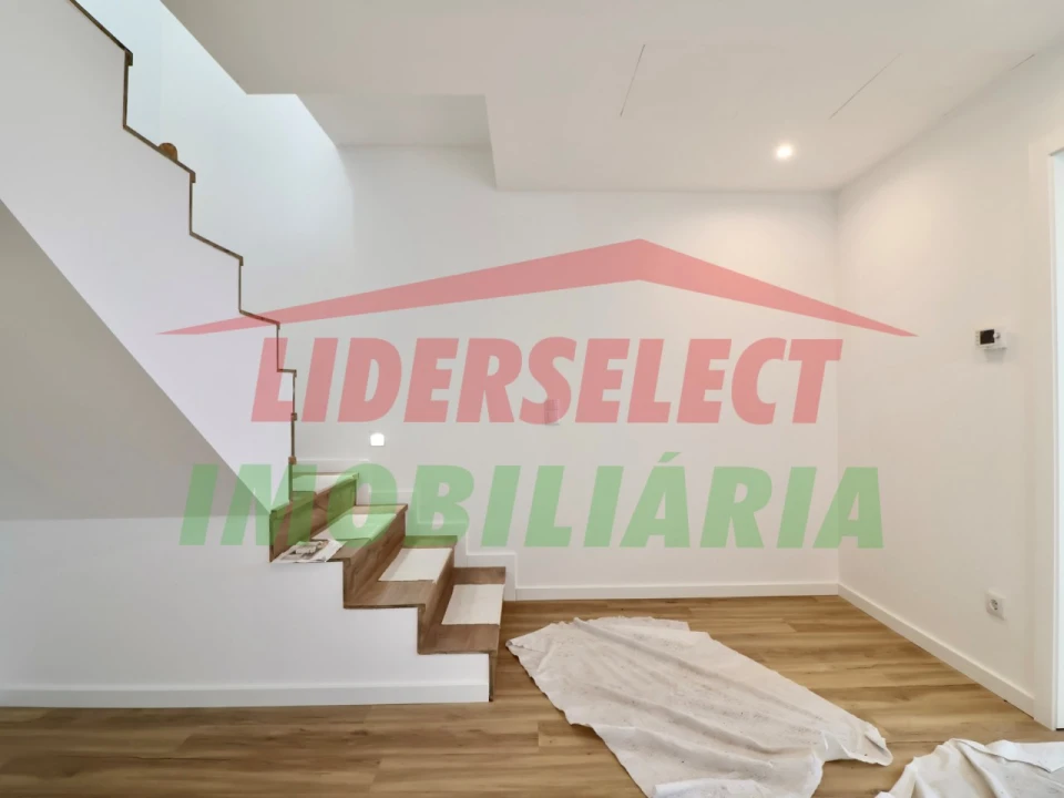 Moradia T4 para Venda em Silveira Foto 38